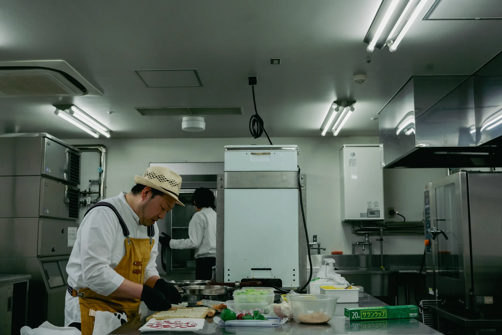 出張先のキッチンで料理を仕込む葛西弘明